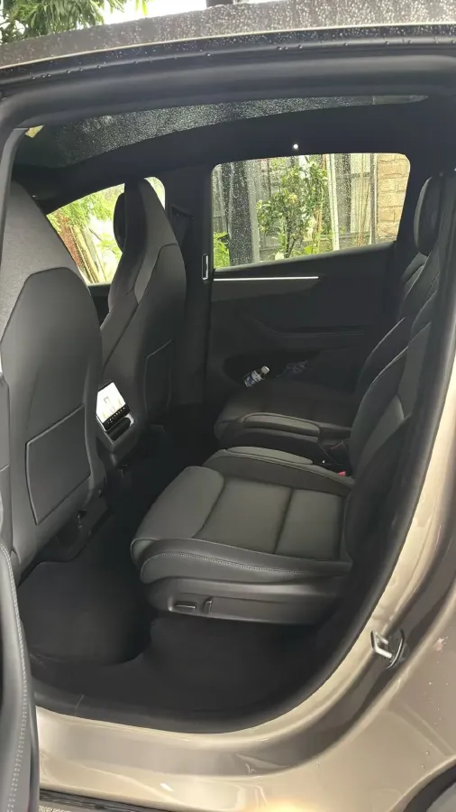 2025 Tesla Model Y L BEV,autocango,china used car exporter,china ev exporter,chinese used car exporter,chinese used ev exporter