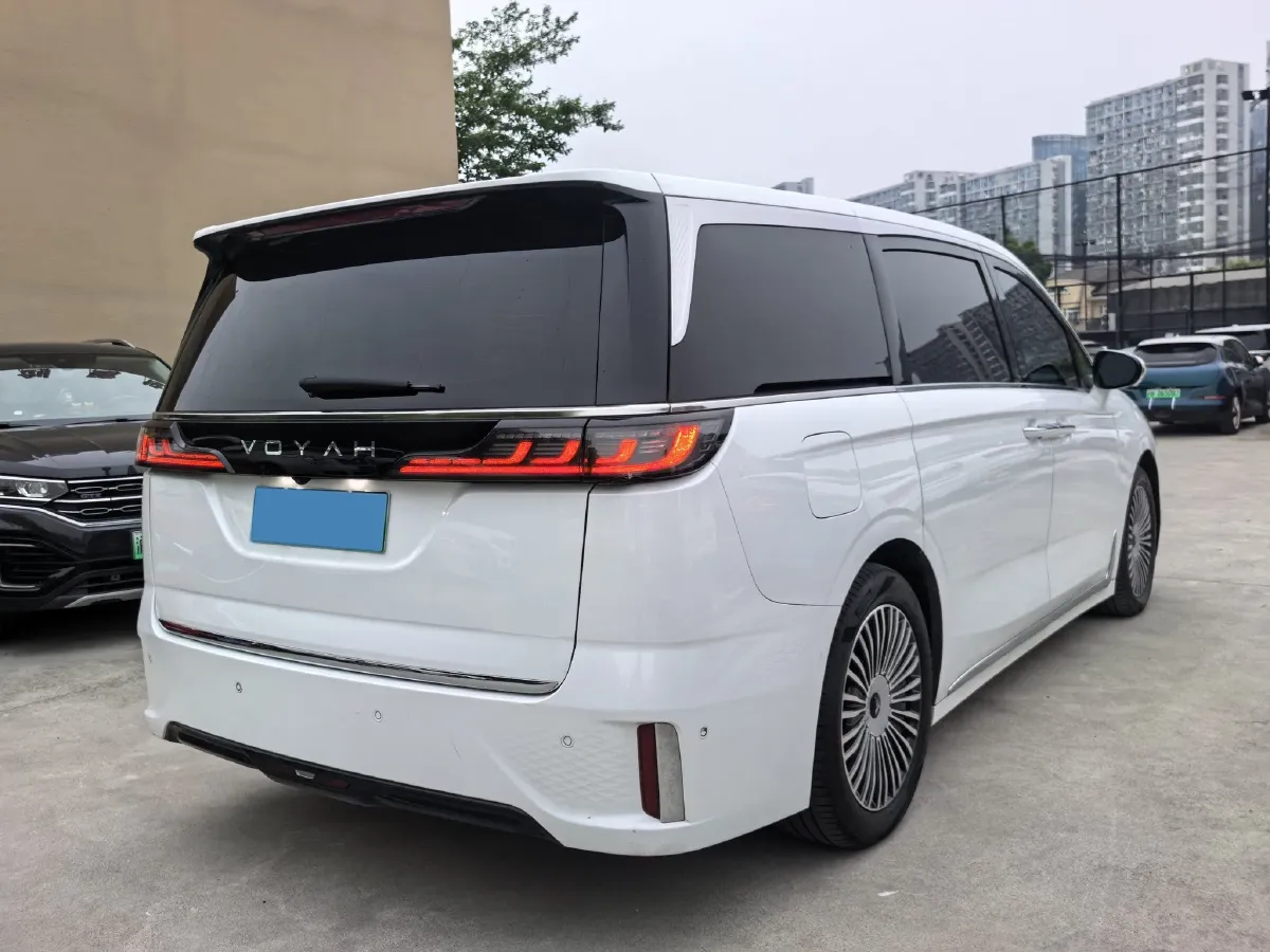 2025 Voyah Dream 1.5T 150HP L4 PHEV 41.7KWH,autocango,china used car exporter,china ev exporter,chinese used car exporter,chinese used ev exporter