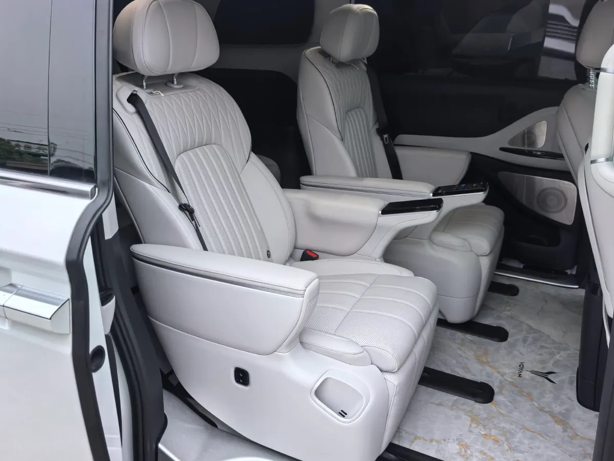 2025 Voyah Dream 1.5T 150HP L4 PHEV 41.7KWH,autocango,china used car exporter,china ev exporter,chinese used car exporter,chinese used ev exporter