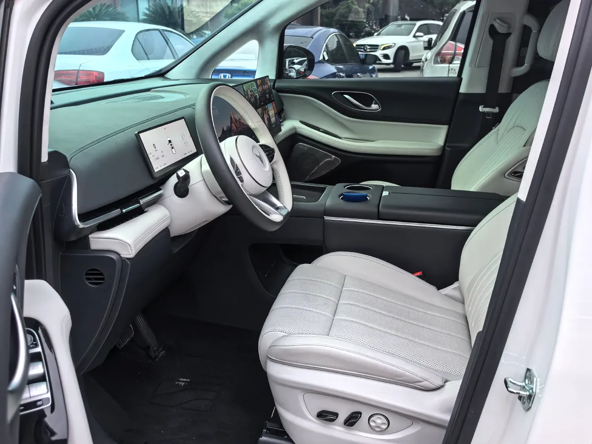 2025 Voyah Dream 1.5T 150HP L4 PHEV 41.7KWH,autocango,china used car exporter,china ev exporter,chinese used car exporter,chinese used ev exporter