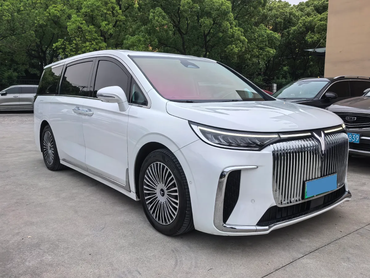 2025 Voyah Dream 1.5T 150HP L4 PHEV 41.7KWH,autocango,china used car exporter,china ev exporter,chinese used car exporter,chinese used ev exporter