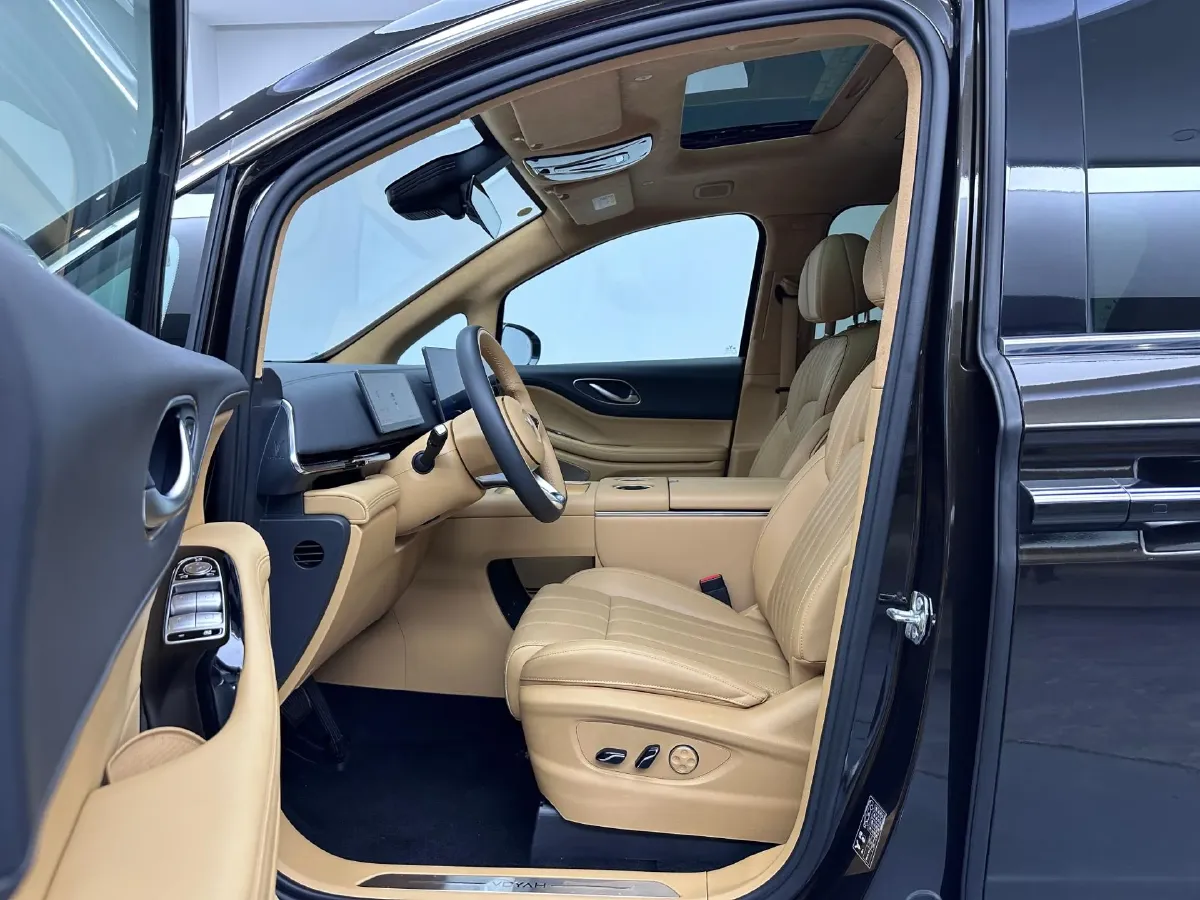 2025 Voyah Dream 1.5T 150HP L4 PHEV 41.7KWH,autocango,china used car exporter,china ev exporter,chinese used car exporter,chinese used ev exporter