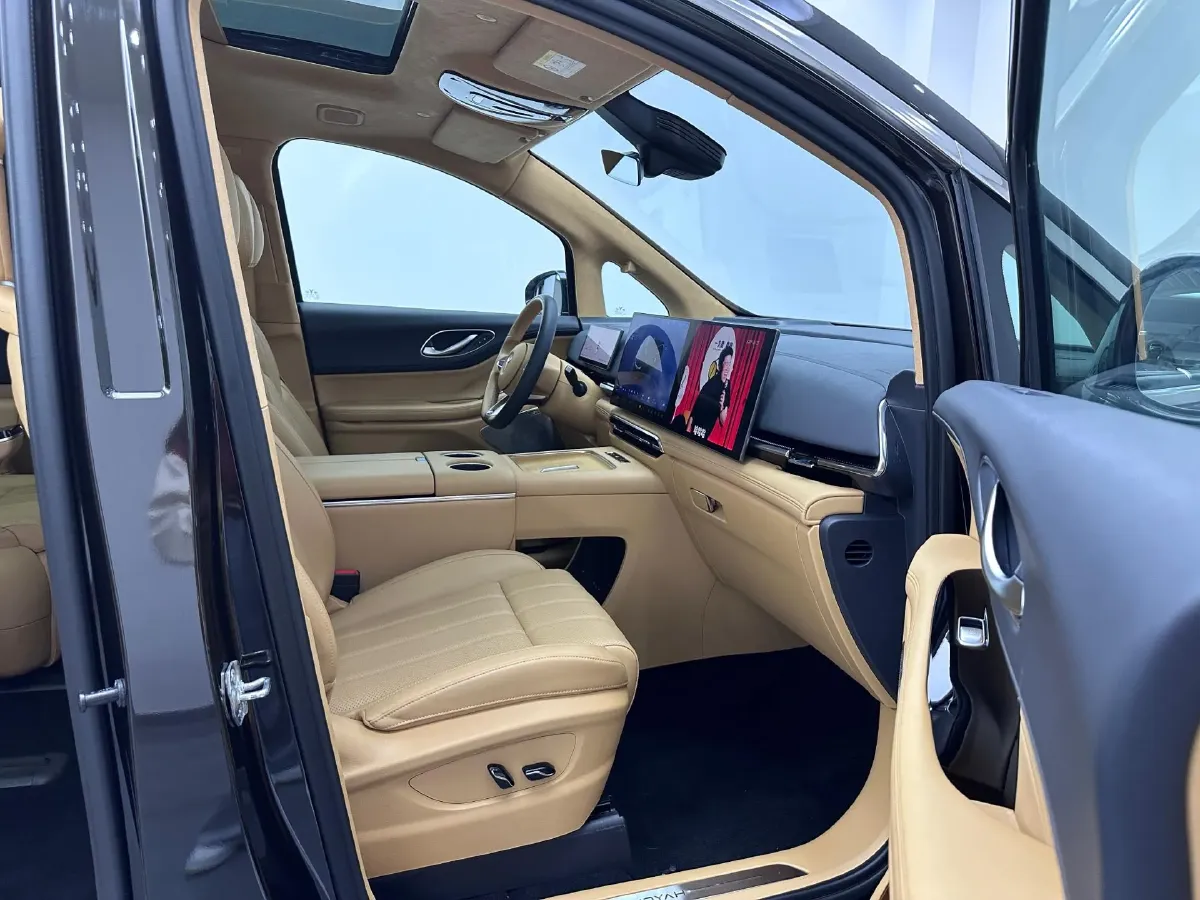 2025 Voyah Dream 1.5T 150HP L4 PHEV 41.7KWH,autocango,china used car exporter,china ev exporter,chinese used car exporter,chinese used ev exporter