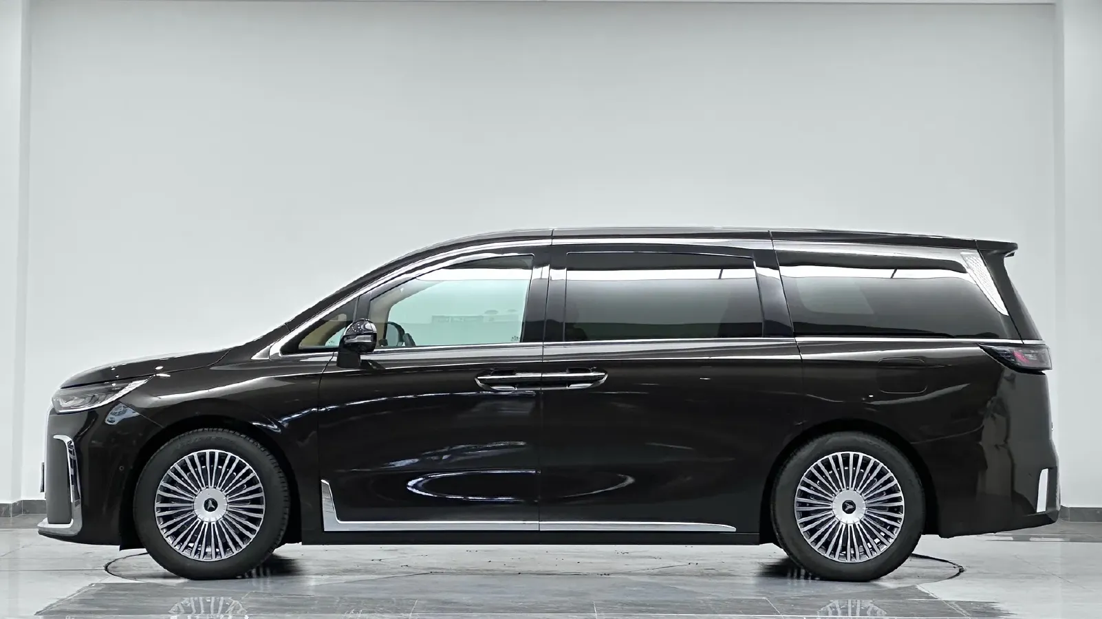 2025 Voyah Dream 1.5T 150HP L4 PHEV 41.7KWH,autocango,china used car exporter,china ev exporter,chinese used car exporter,chinese used ev exporter