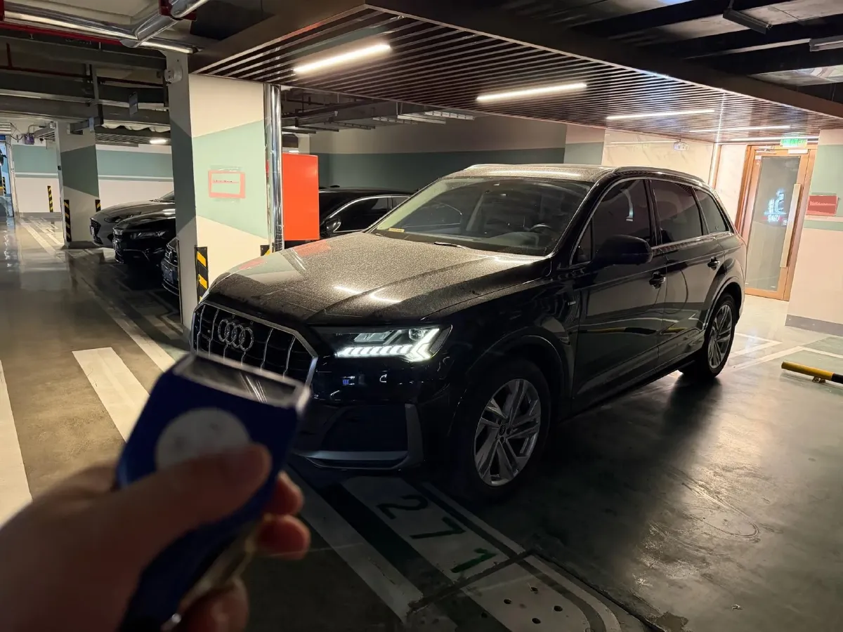 2021 Audi Q7 2.0T 245HP L4 8AT,autocango,china used car exporter,china ev exporter,chinese used car exporter,chinese used ev exporter