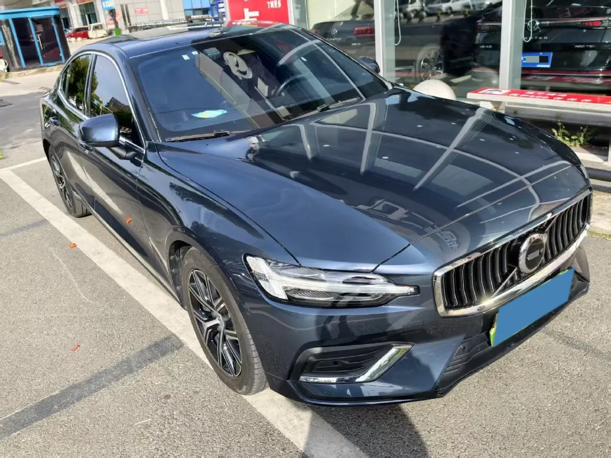 2023 Volvo S60 2.0T 197HP L4 7DCT,autocango,china used car exporter,china ev exporter,chinese used car exporter,chinese used ev exporter