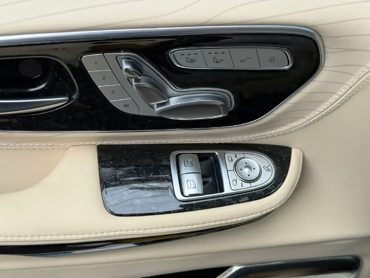 2021 Mercedes-Benz V Class 2.0T 211HP L4 9AT,autocango,china used car exporter,china ev exporter,chinese used car exporter,chinese used ev exporter