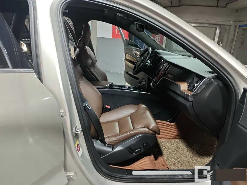 2021 Volvo XC60 2.0T 250HP L4 8AT,autocango,china used car exporter,china ev exporter,chinese used car exporter,chinese used ev exporter