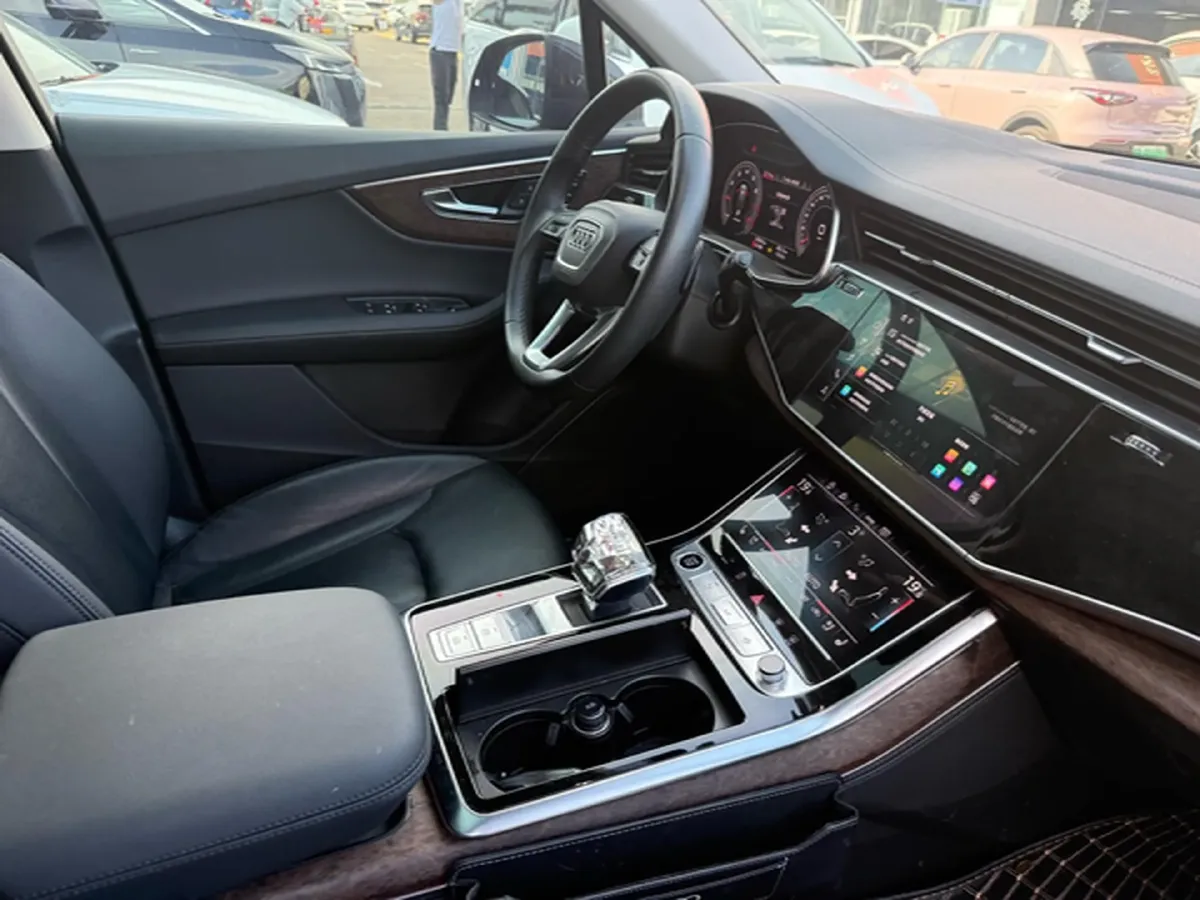 2023 Audi Q7 2.0T 265HP L4 8AT,autocango,china used car exporter,china ev exporter,chinese used car exporter,chinese used ev exporter