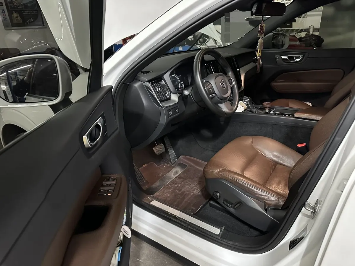 2021 Volvo XC60 2.0T 250HP L4 8AT,autocango,china used car exporter,china ev exporter,chinese used car exporter,chinese used ev exporter