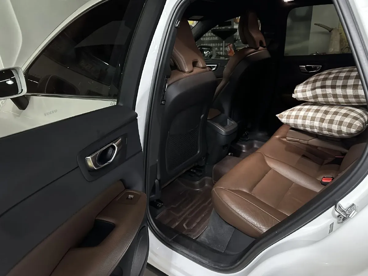 2021 Volvo XC60 2.0T 250HP L4 8AT,autocango,china used car exporter,china ev exporter,chinese used car exporter,chinese used ev exporter