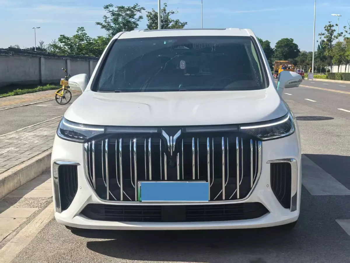 2024 Voyah Dream 1.5T 150HP L4 PHEV 43KWH,autocango,china used car exporter,china ev exporter,chinese used car exporter,chinese used ev exporter