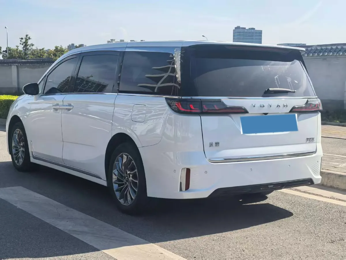 2024 Voyah Dream 1.5T 150HP L4 PHEV 43KWH,autocango,china used car exporter,china ev exporter,chinese used car exporter,chinese used ev exporter