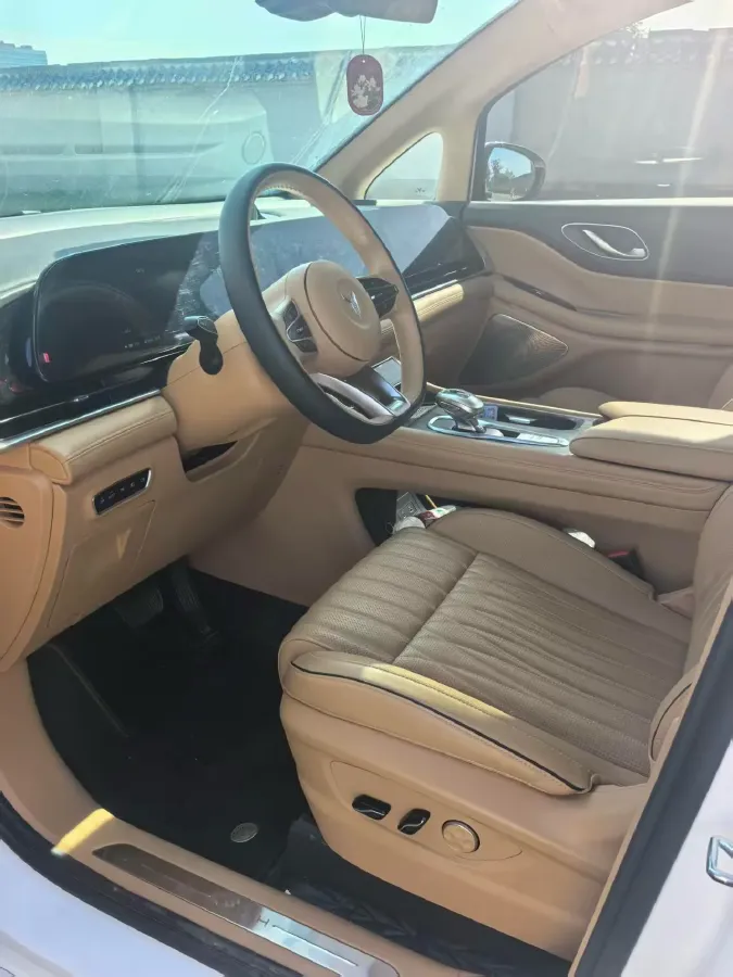 2024 Voyah Dream 1.5T 150HP L4 PHEV 43KWH,autocango,china used car exporter,china ev exporter,chinese used car exporter,chinese used ev exporter