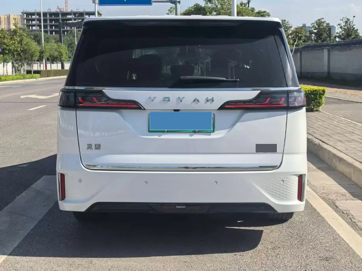 2024 Voyah Dream 1.5T 150HP L4 PHEV 43KWH,autocango,china used car exporter,china ev exporter,chinese used car exporter,chinese used ev exporter