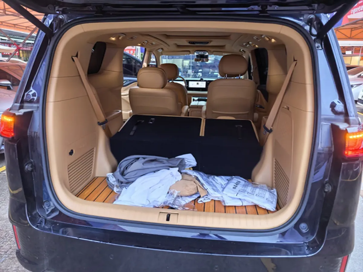 2024 Voyah Dream 1.5T 150HP L4 PHEV 43KWH,autocango,china used car exporter,china ev exporter,chinese used car exporter,chinese used ev exporter