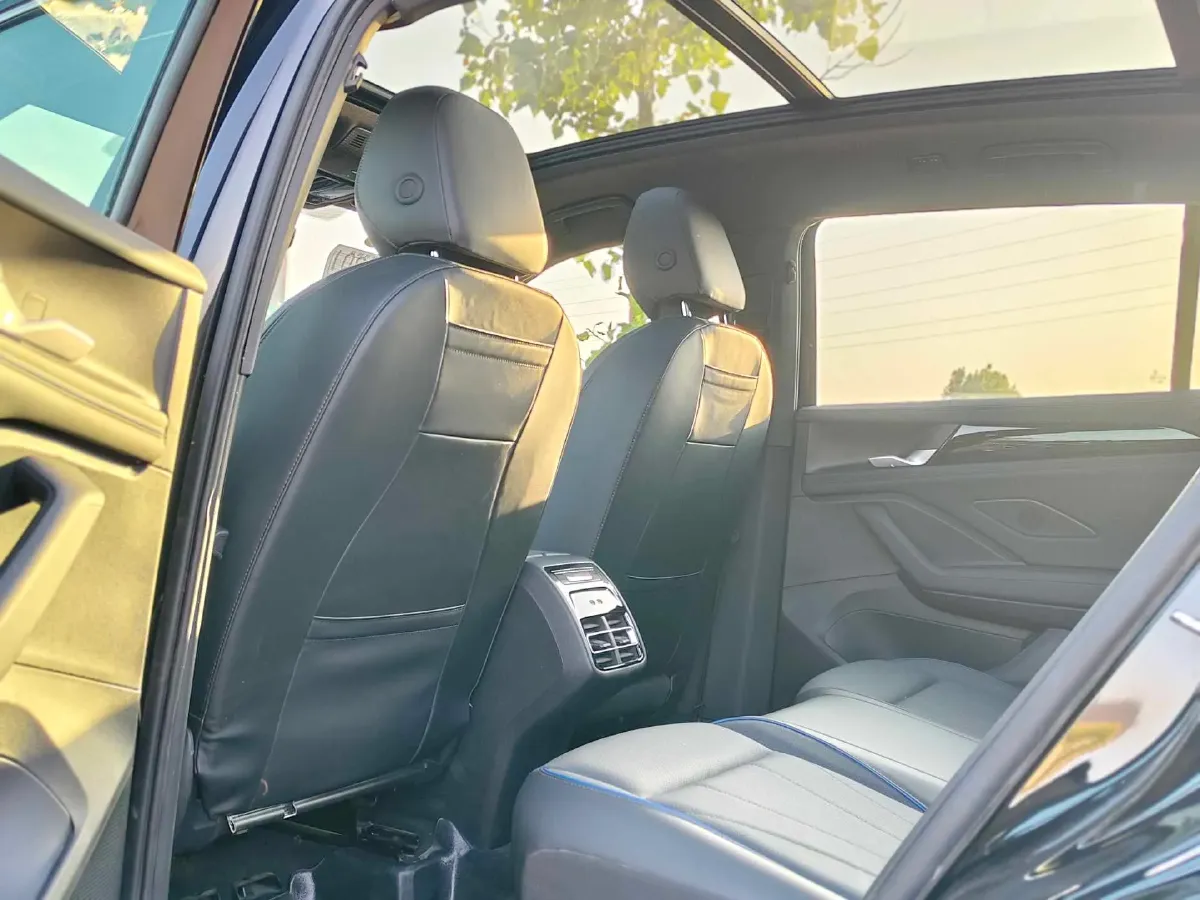 2026 Volkswagen Tiguan L 2.0T 220HP L4 7DCT,autocango,china used car exporter,china ev exporter,chinese used car exporter,chinese used ev exporter