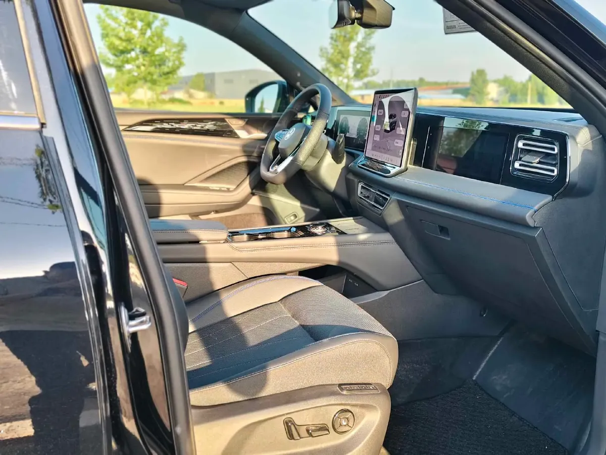 2026 Volkswagen Tiguan L 2.0T 220HP L4 7DCT,autocango,china used car exporter,china ev exporter,chinese used car exporter,chinese used ev exporter