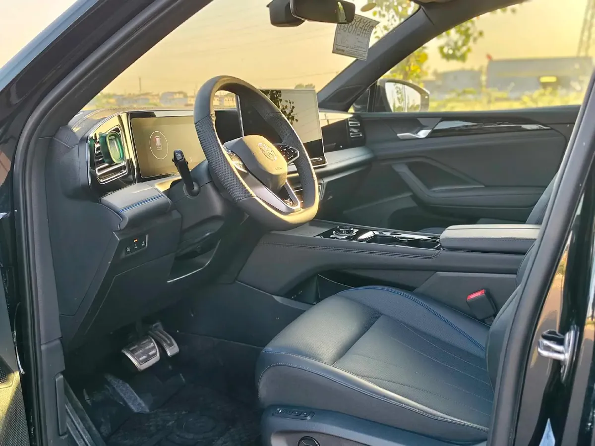 2026 Volkswagen Tiguan L 2.0T 220HP L4 7DCT,autocango,china used car exporter,china ev exporter,chinese used car exporter,chinese used ev exporter