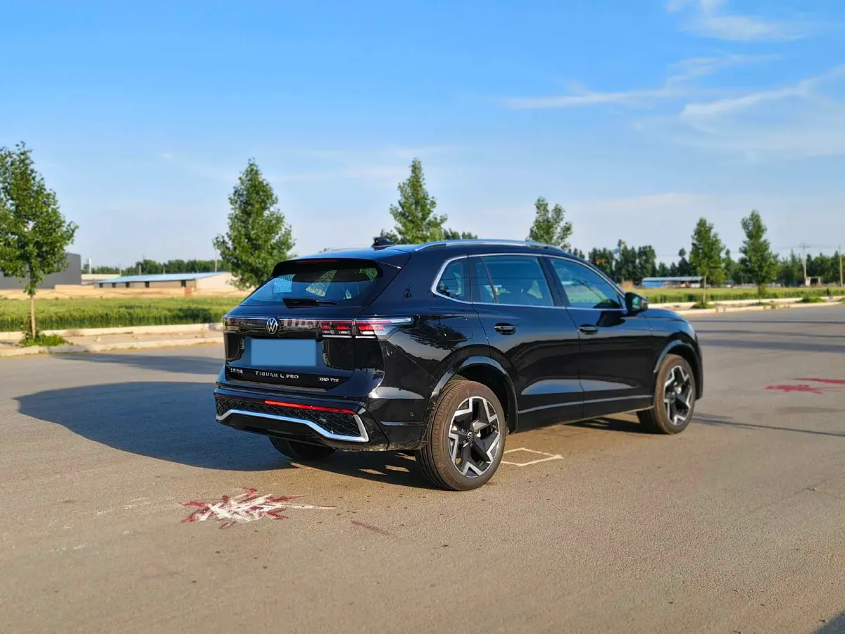 2026 Volkswagen Tiguan L 2.0T 220HP L4 7DCT,autocango,china used car exporter,china ev exporter,chinese used car exporter,chinese used ev exporter