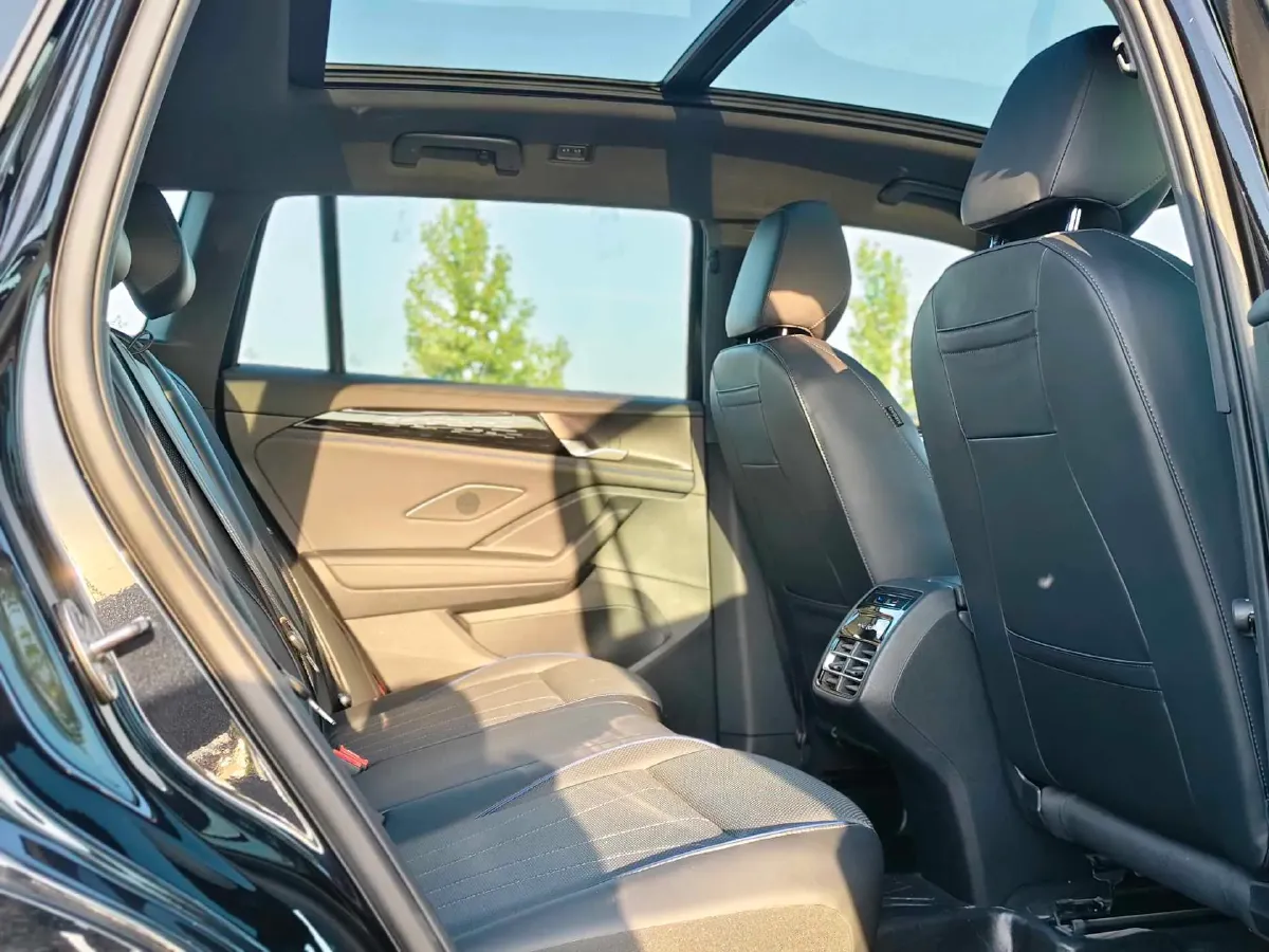 2026 Volkswagen Tiguan L 2.0T 220HP L4 7DCT,autocango,china used car exporter,china ev exporter,chinese used car exporter,chinese used ev exporter
