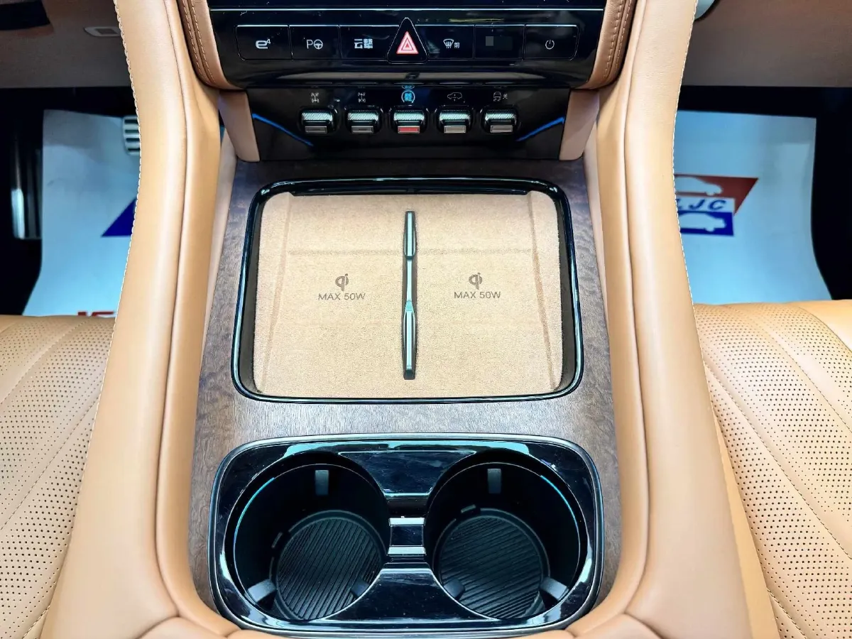 2023 YangWang U8 2.0T 272HP L4 REEV 49.05KWH,autocango,china used car exporter,china ev exporter,chinese used car exporter,chinese used ev exporter