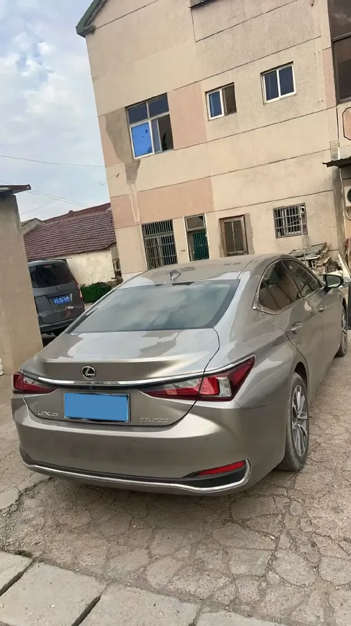 2023 Lexus ES 2.0L 173HP L4 CVT,autocango,china used car exporter,china ev exporter,chinese used car exporter,chinese used ev exporter