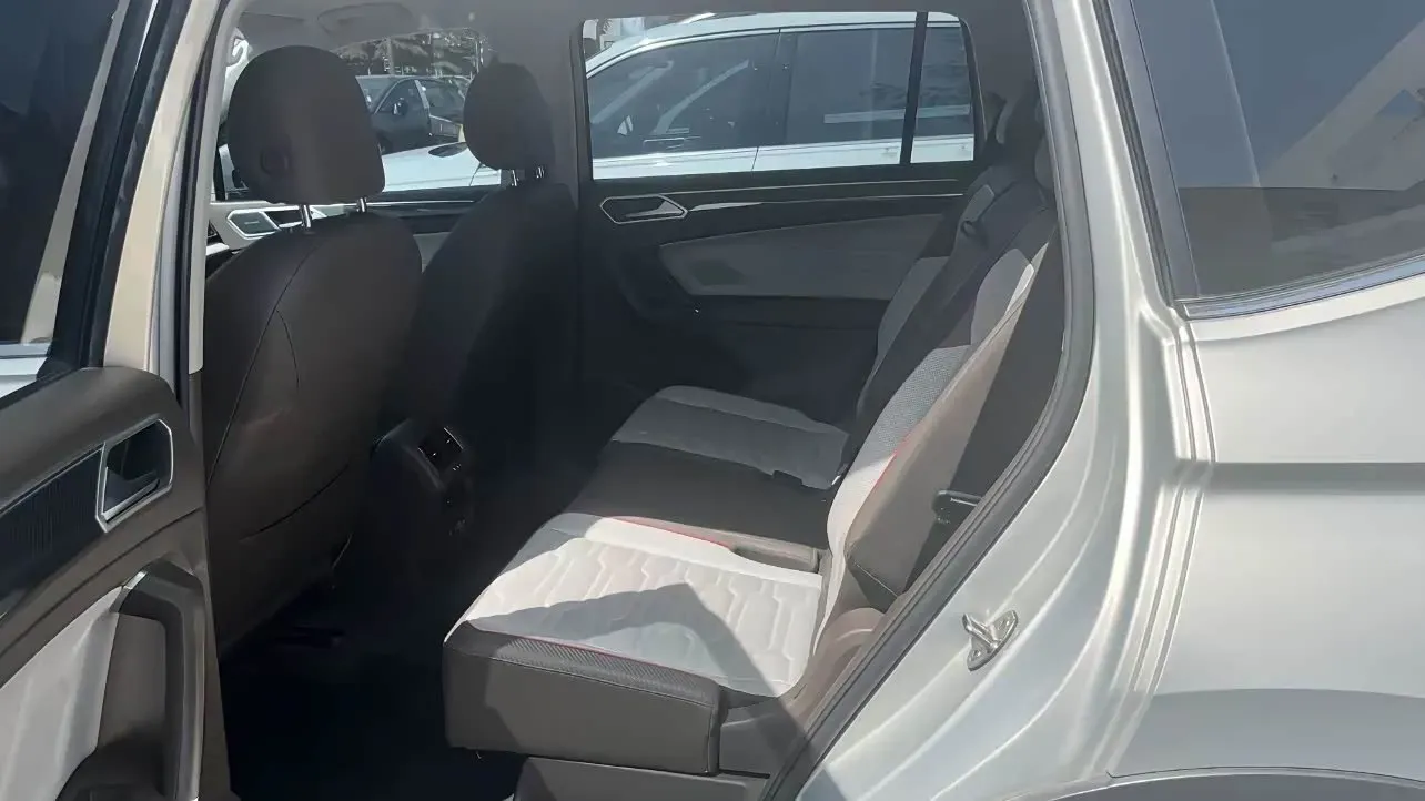 2023 Volkswagen Tiguan L 2.0T 220HP L4 7DCT,autocango,china used car exporter,china ev exporter,chinese used car exporter,chinese used ev exporter