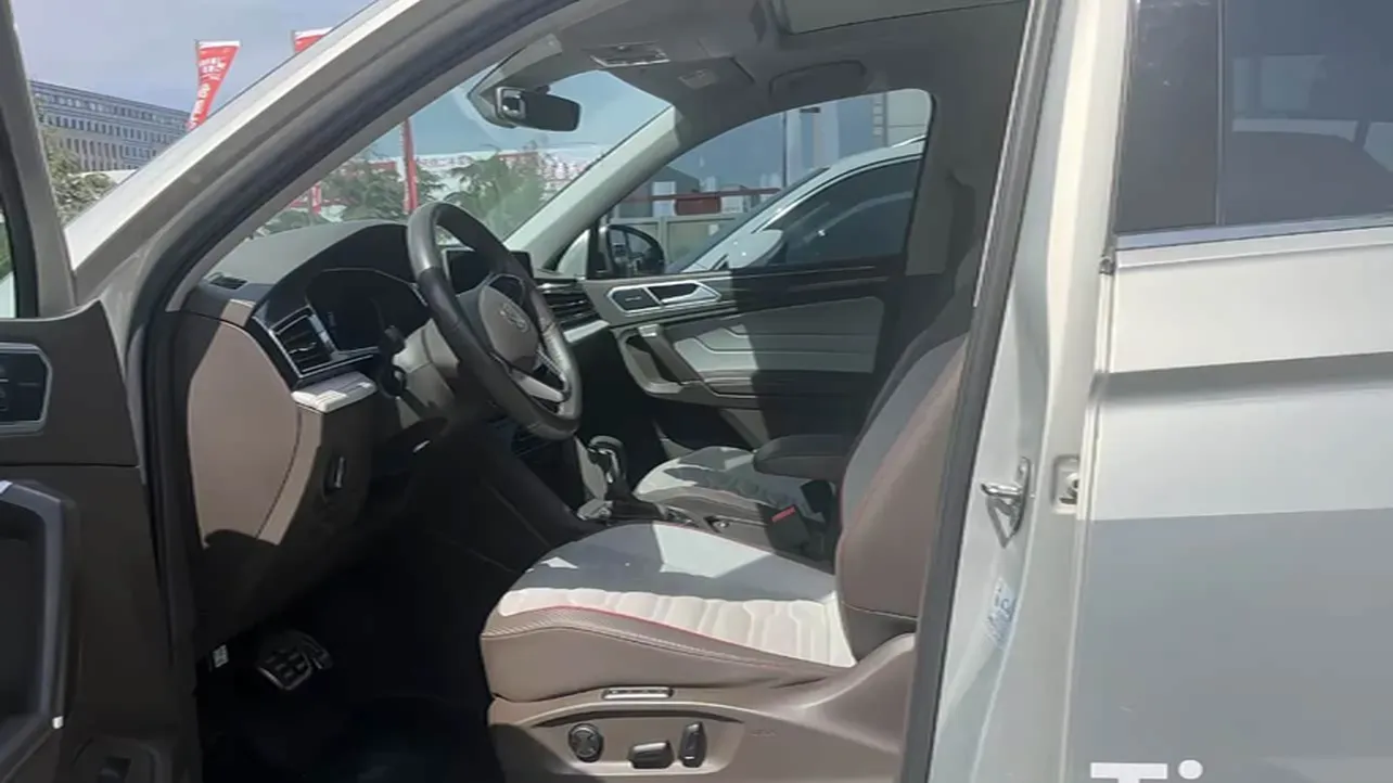 2023 Volkswagen Tiguan L 2.0T 220HP L4 7DCT,autocango,china used car exporter,china ev exporter,chinese used car exporter,chinese used ev exporter
