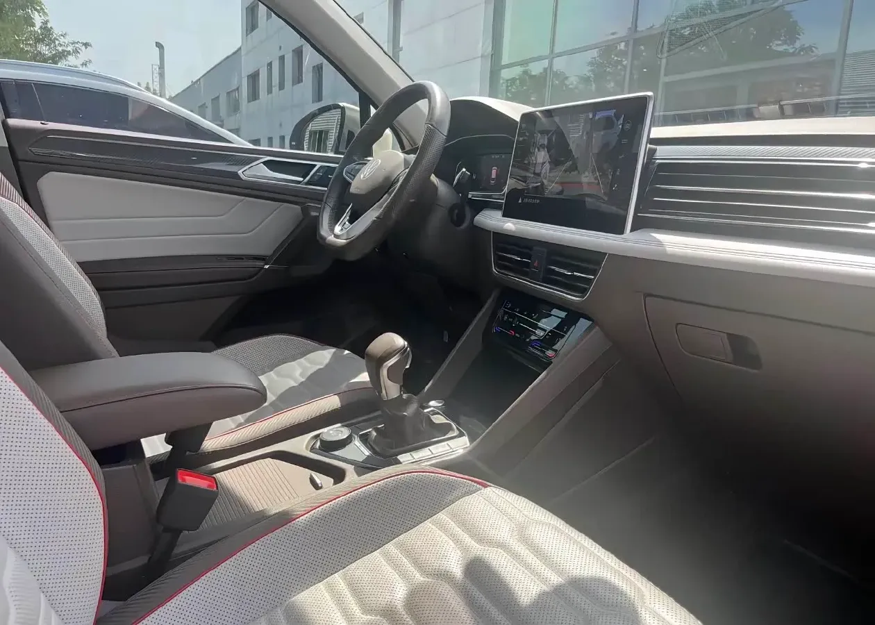 2023 Volkswagen Tiguan L 2.0T 220HP L4 7DCT,autocango,china used car exporter,china ev exporter,chinese used car exporter,chinese used ev exporter