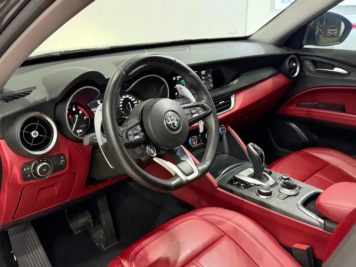 2021 Alfa Romeo Stelvio 2.0T 280HP L4 8AT,autocango,china used car exporter,china ev exporter,chinese used car exporter,chinese used ev exporter