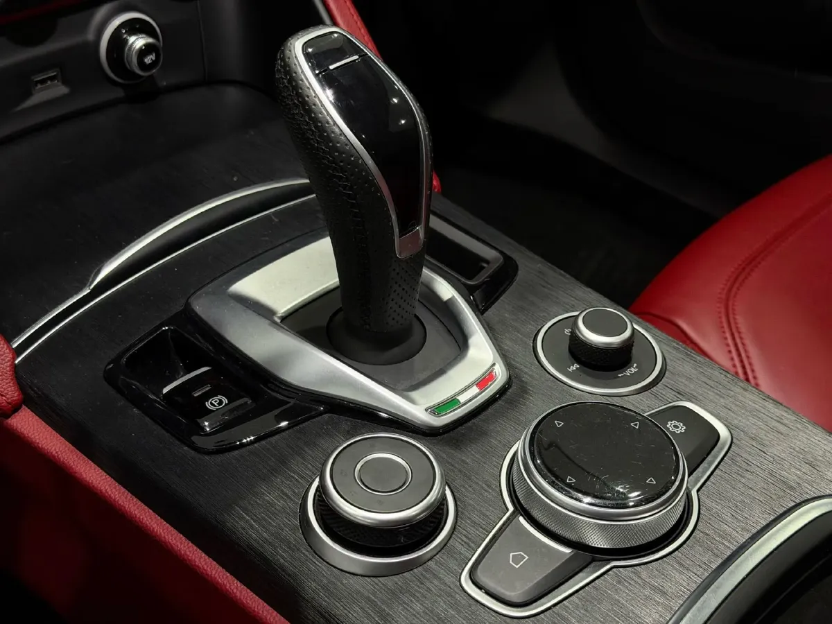 2021 Alfa Romeo Stelvio 2.0T 280HP L4 8AT,autocango,china used car exporter,china ev exporter,chinese used car exporter,chinese used ev exporter