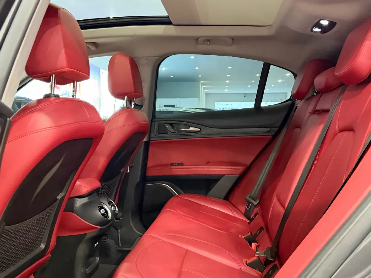 2021 Alfa Romeo Stelvio 2.0T 280HP L4 8AT,autocango,china used car exporter,china ev exporter,chinese used car exporter,chinese used ev exporter