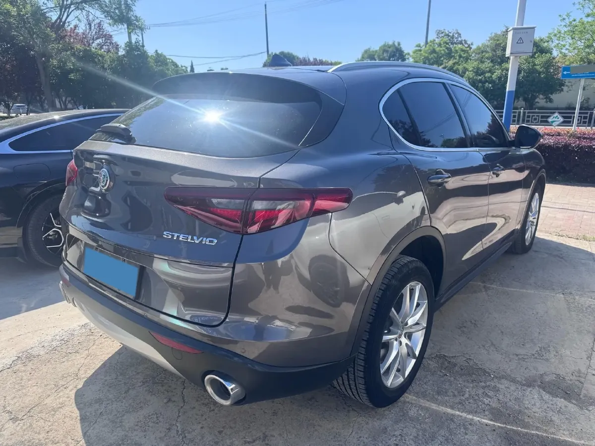 2021 Alfa Romeo Stelvio 2.0T 280HP L4 8AT,autocango,china used car exporter,china ev exporter,chinese used car exporter,chinese used ev exporter