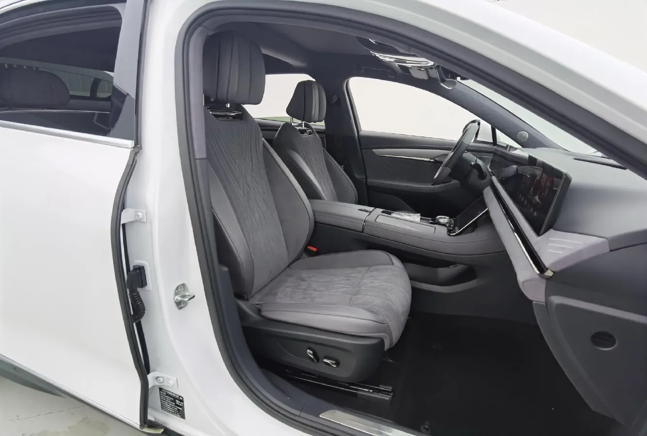 2023 Voyah ZhuiGuang BEV 82.11KWH,autocango,china used car exporter,china ev exporter,chinese used car exporter,chinese used ev exporter