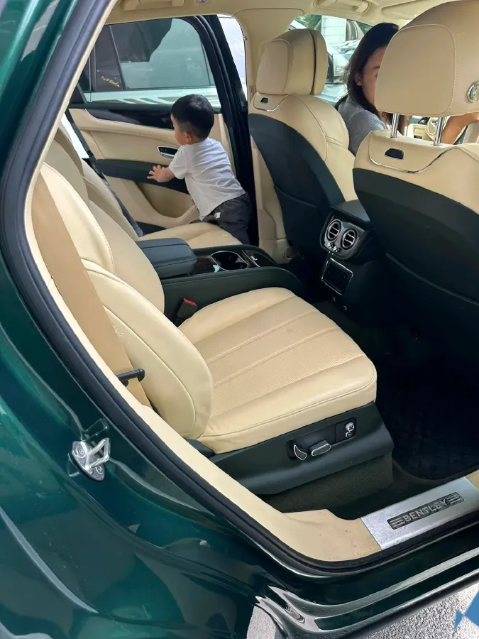 2018 Bentley Bentayga 4.0T 550HP V8 8AT,autocango,china used car exporter,china ev exporter,chinese used car exporter,chinese used ev exporter