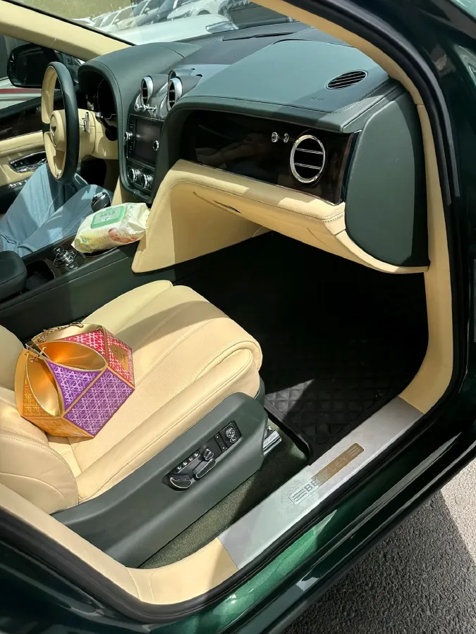 2018 Bentley Bentayga 4.0T 550HP V8 8AT,autocango,china used car exporter,china ev exporter,chinese used car exporter,chinese used ev exporter