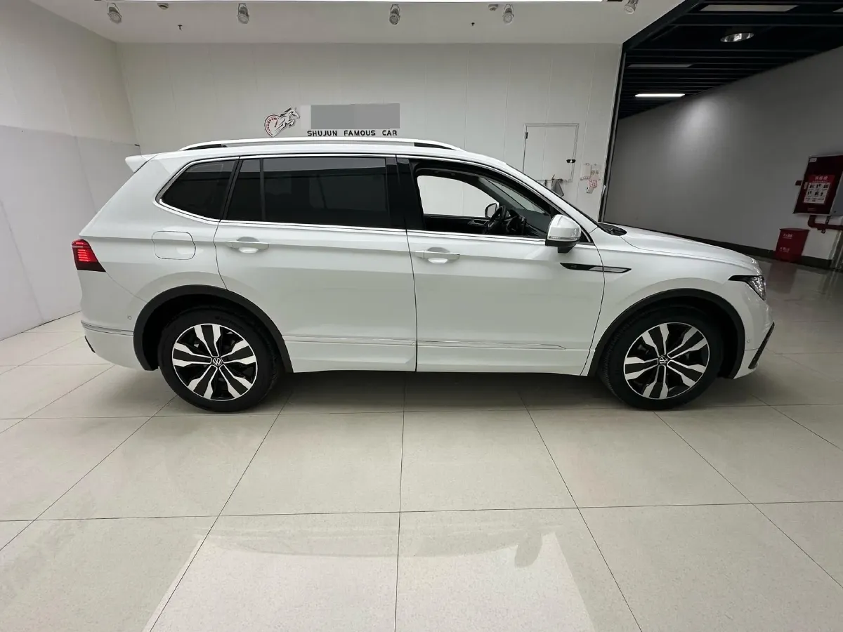 2024 Volkswagen Tiguan L 2.0T 220HP L4 7DCT,autocango,china used car exporter,china ev exporter,chinese used car exporter,chinese used ev exporter
