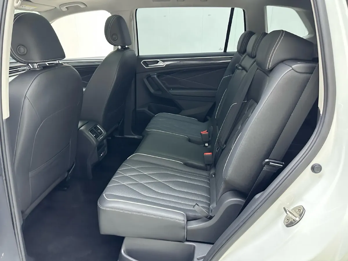 2024 Volkswagen Tiguan L 2.0T 220HP L4 7DCT,autocango,china used car exporter,china ev exporter,chinese used car exporter,chinese used ev exporter