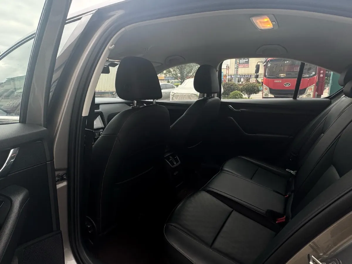 2021 Skoda Octavia 1.5L 113HP L4 6AT,autocango,china used car exporter,china ev exporter,chinese used car exporter,chinese used ev exporter