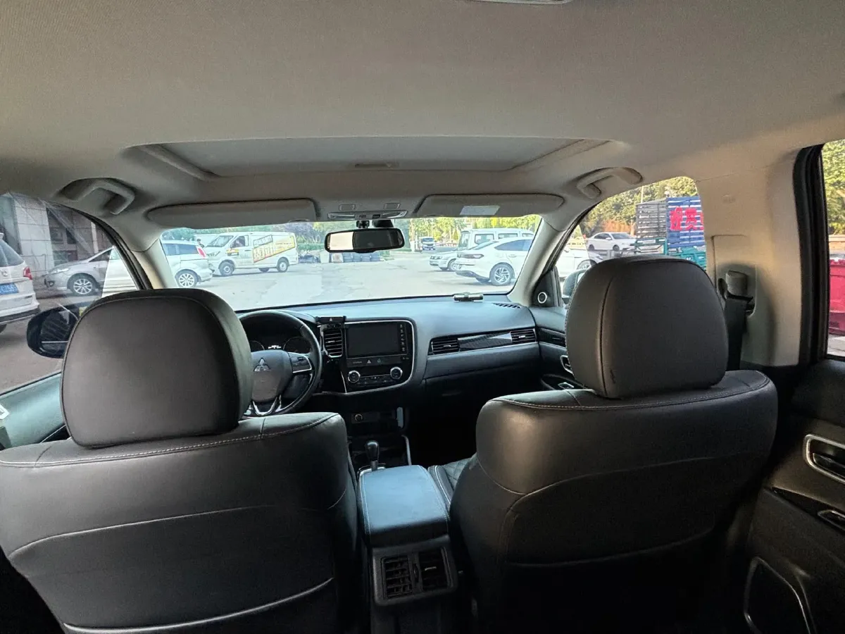 2021 Mitsubishi Outlander 2.0L 166HP L4 CVT,autocango,china used car exporter,china ev exporter,chinese used car exporter,chinese used ev exporter