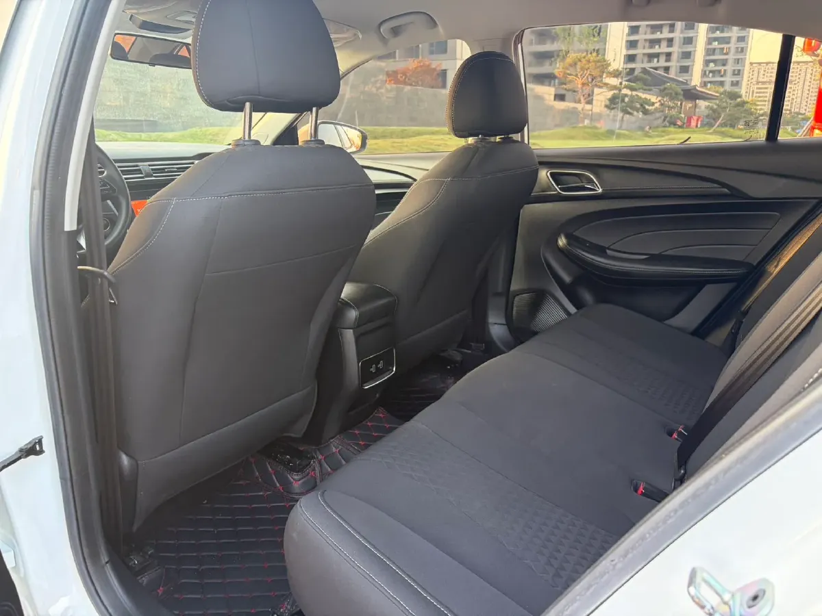 2020 Roewe i5 1.5L 120HP L4 5MT,autocango,china used car exporter,china ev exporter,chinese used car exporter,chinese used ev exporter