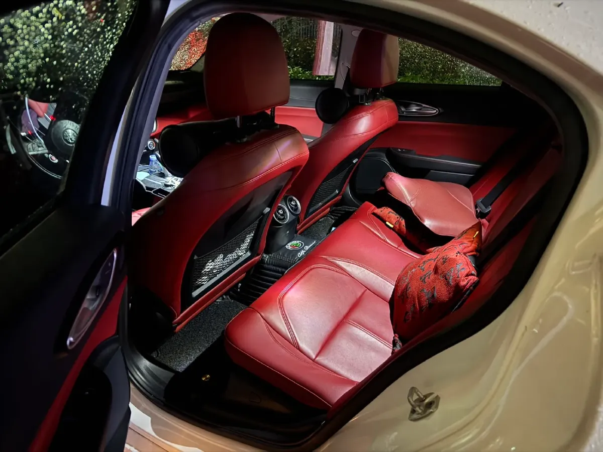 2019 Alfa Romeo Giulia 2.0T 280HP L4 8AT,autocango,china used car exporter,china ev exporter,chinese used car exporter,chinese used ev exporter