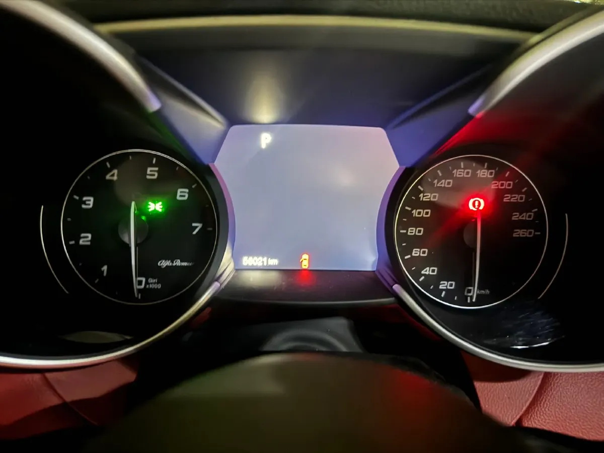 2019 Alfa Romeo Giulia 2.0T 280HP L4 8AT,autocango,china used car exporter,china ev exporter,chinese used car exporter,chinese used ev exporter