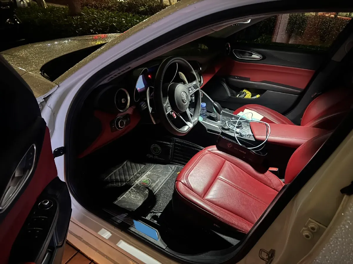 2019 Alfa Romeo Giulia 2.0T 280HP L4 8AT,autocango,china used car exporter,china ev exporter,chinese used car exporter,chinese used ev exporter
