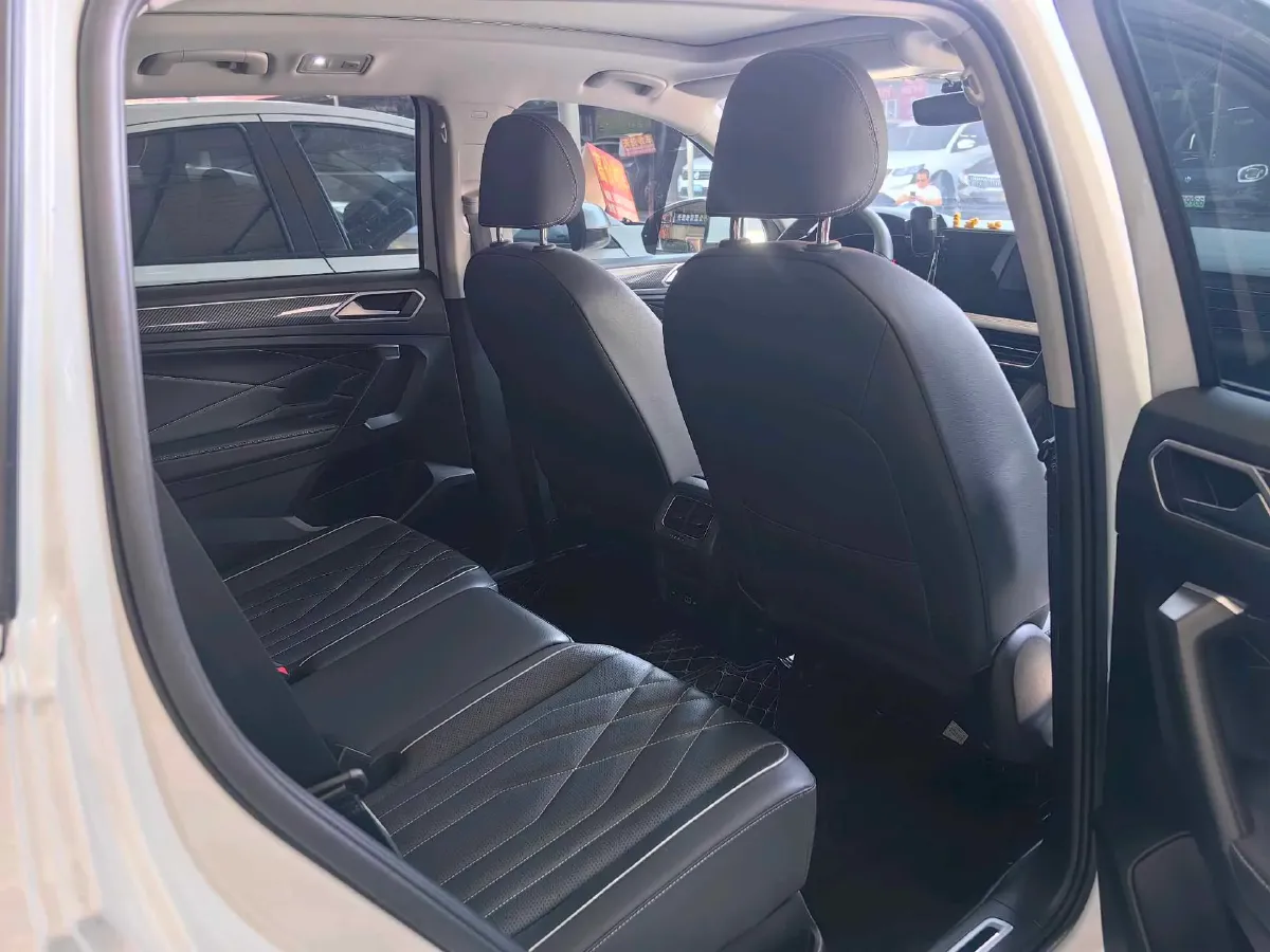 2024 Volkswagen Tiguan L 2.0T 186HP L4 7DCT,autocango,china used car exporter,china ev exporter,chinese used car exporter,chinese used ev exporter