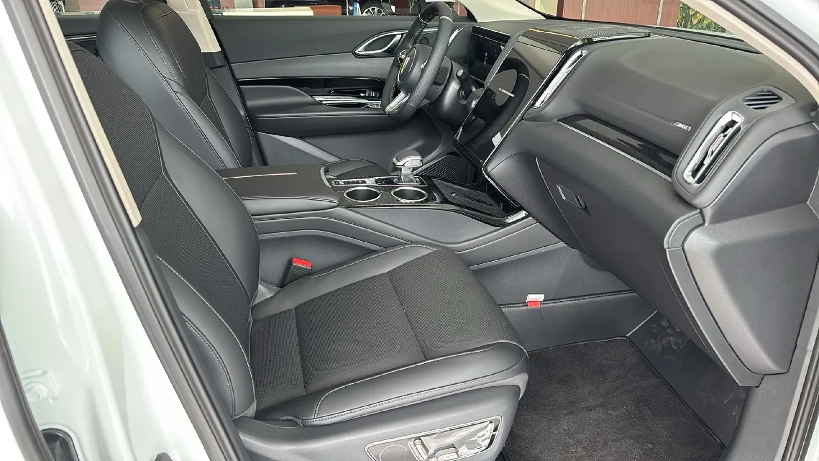 2024 HongQi HS3 1.5T 169HP L4 1DHT PHEV 18.4KWH,autocango,china used car exporter,china ev exporter,chinese used car exporter,chinese used ev exporter