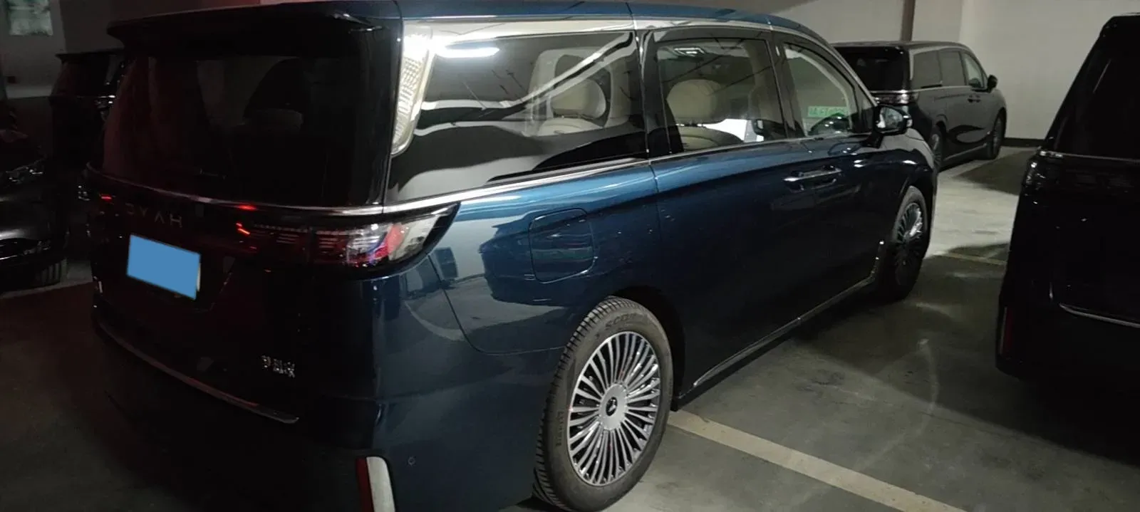 2025 Voyah Dream 1.5T 150HP L4 PHEV 41.7KWH,autocango,china used car exporter,china ev exporter,chinese used car exporter,chinese used ev exporter