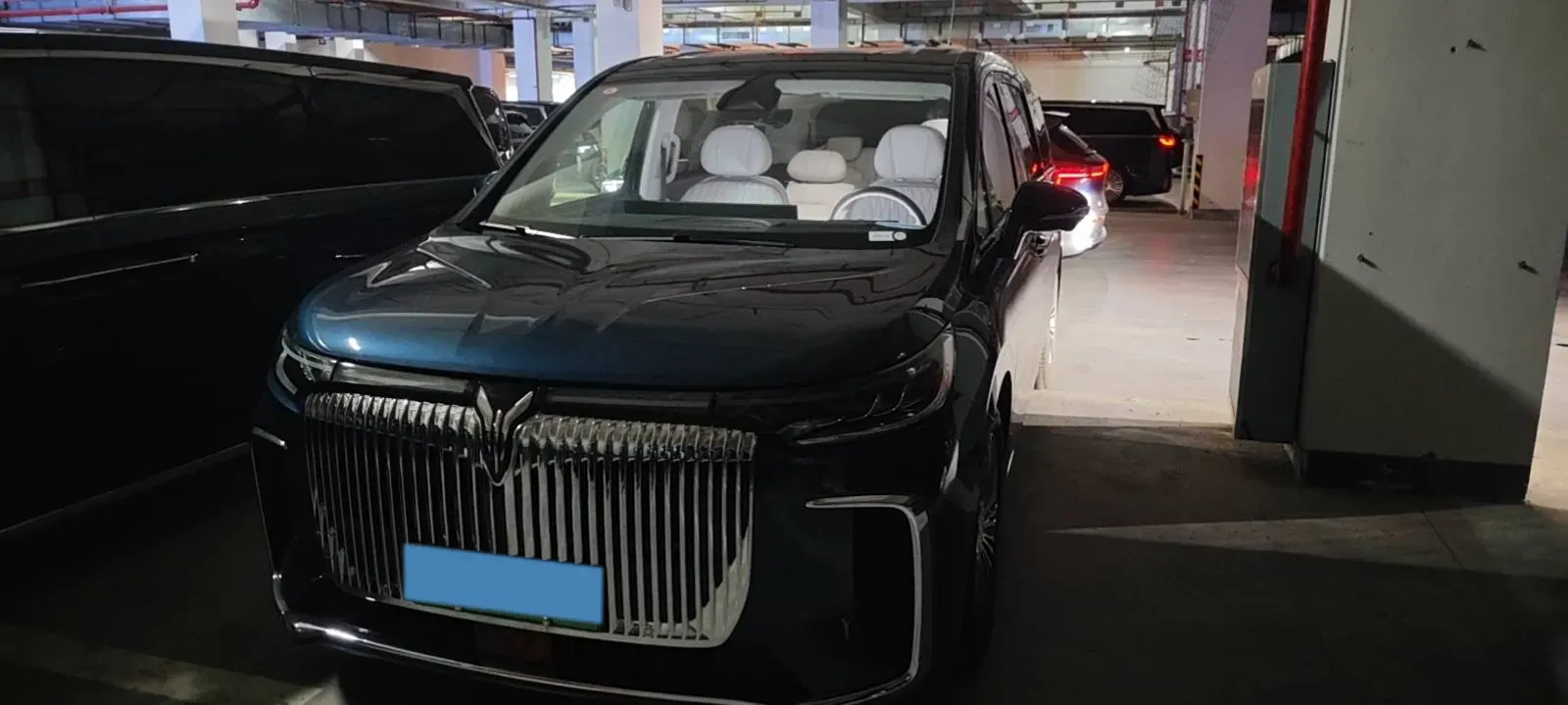 2025 Voyah Dream 1.5T 150HP L4 PHEV 41.7KWH,autocango,china used car exporter,china ev exporter,chinese used car exporter,chinese used ev exporter