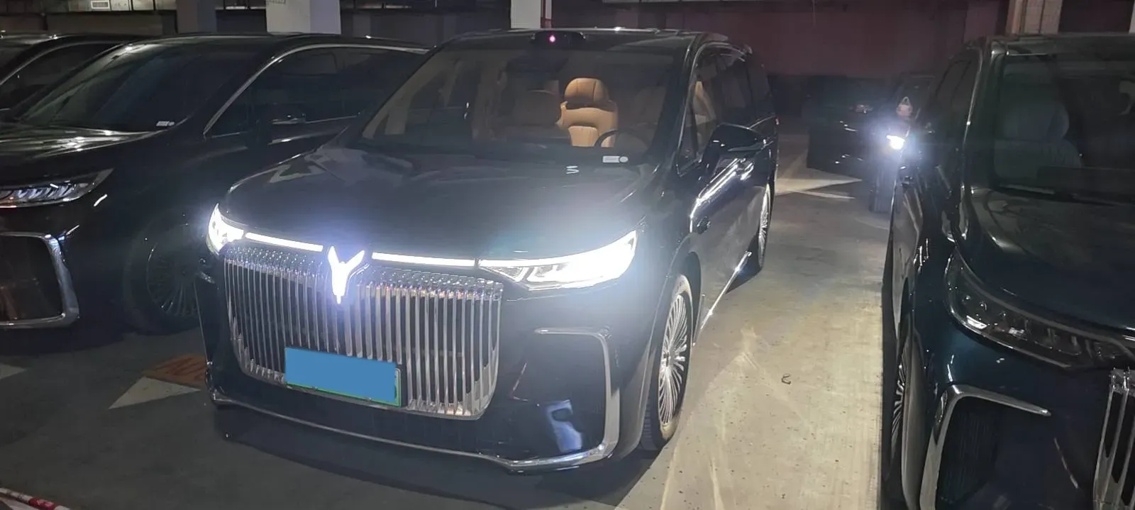2025 Voyah Dream 1.5T 150HP L4 PHEV 41.7KWH,autocango,china used car exporter,china ev exporter,chinese used car exporter,chinese used ev exporter